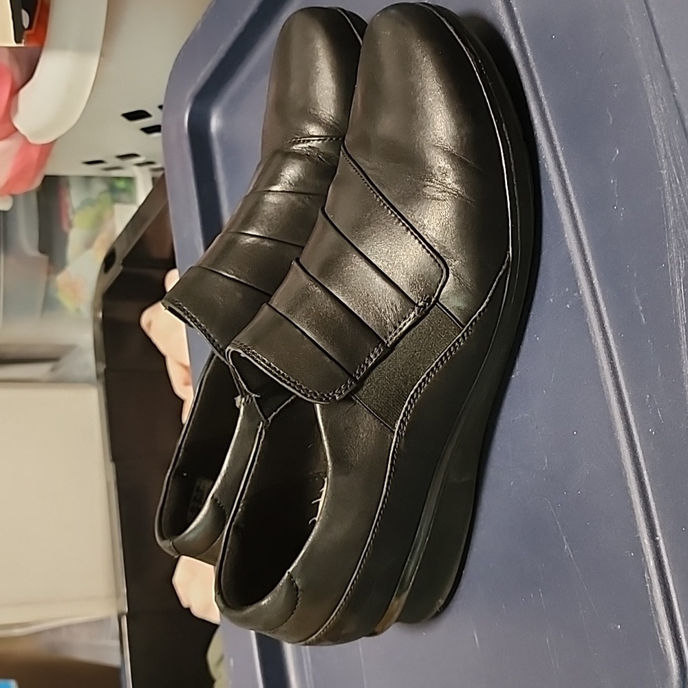 Clarks Collection Women's Black Leather Soft Cushion Slip On Flats Size 10